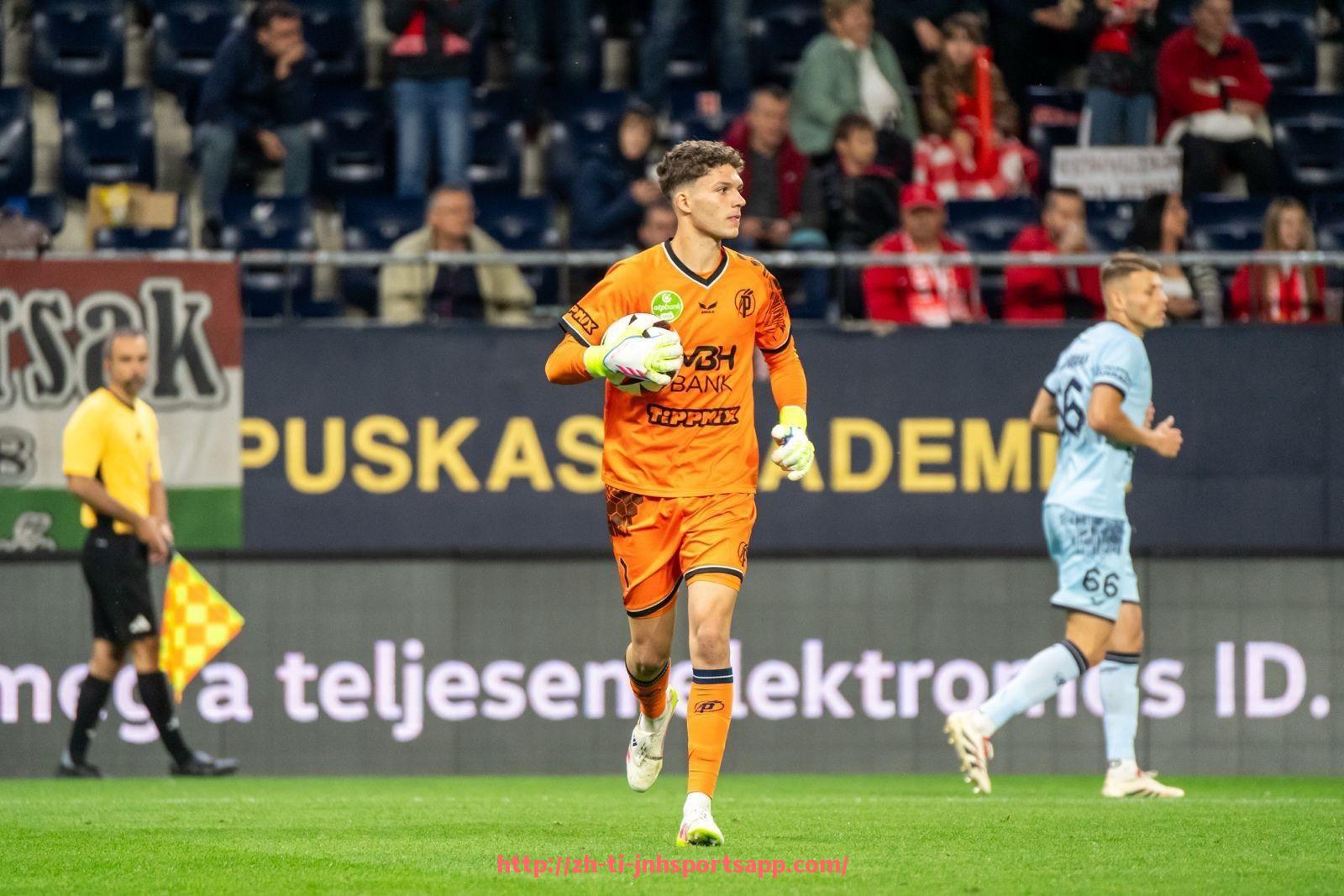 金年会app-2025年世俱杯球员保暖装备性能评测与推荐